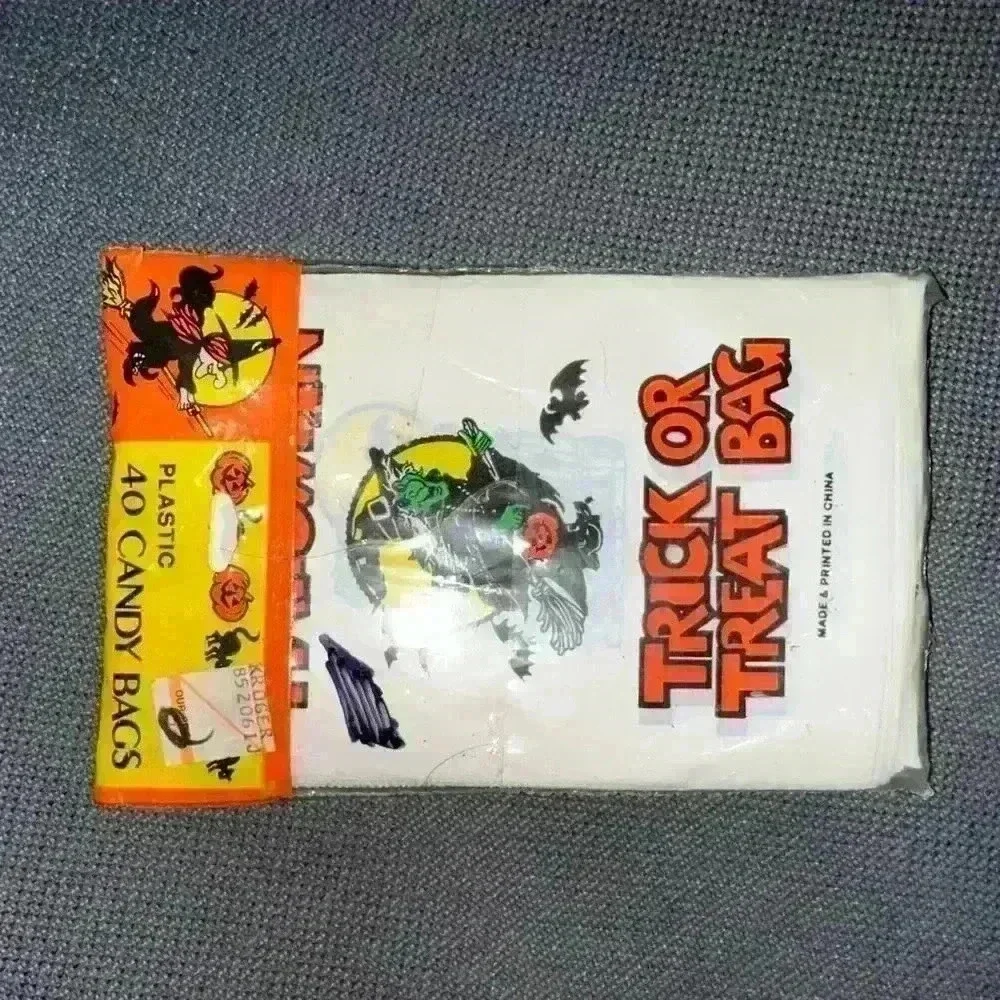 VINTAGE HALLOWEEN PLASTIC TRICK OR TREAT CANDY BAGS HAUNTED HOUSE WITCH 40